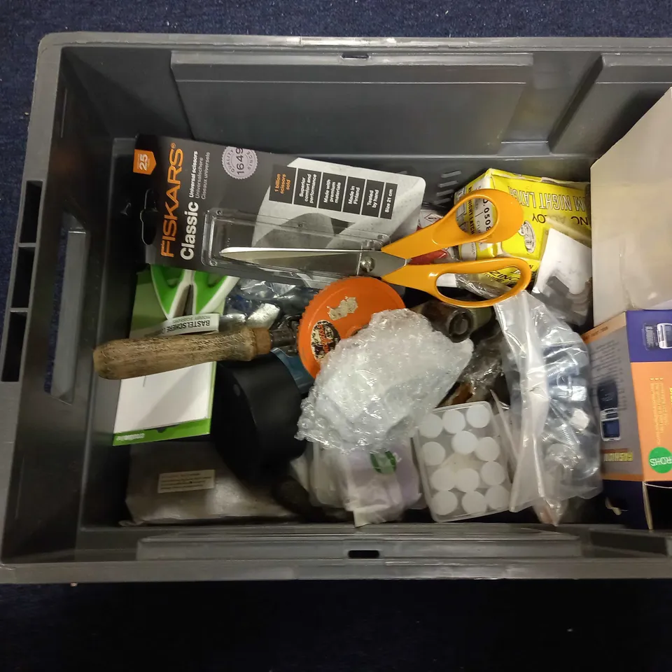 LOT OF ASSORTED HOUSEHOLD GOODS TO INCLUDE PIZZA CUTTER, CUTACUT, AND DOG LEAD ETC.