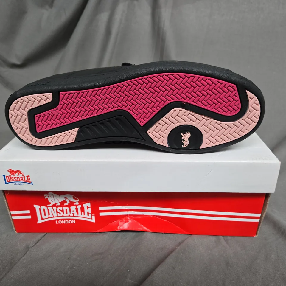 BOXED PAIR OF LONSDALE WOMENS LEYTON VELCRO SHOES IN BLAK/CERISE SIZE 9