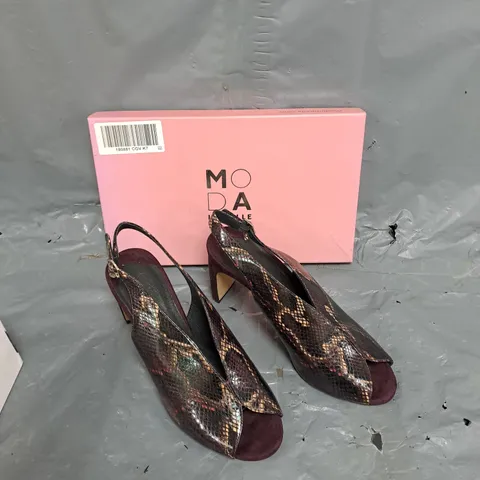 BOXED PAIR OF MODA IN PELLE CHRISSI DEEP PEEP TOE SLINGBACK BERRY SNAKESKIN HEEL SIZE 40