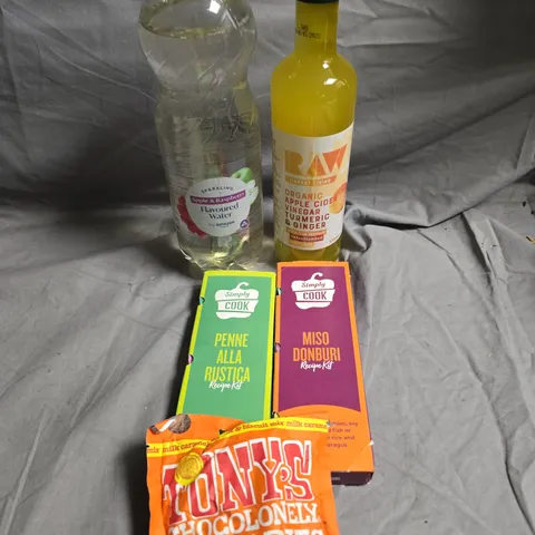 APPROXIMATELY 8 ASSORTED FOOD/DRINK PRODUCTS TO INCLUDE SIMPLY COOK SEASONING, APPLE CIDER VINEGAR, TONY'S CHOCOLATE ETC 