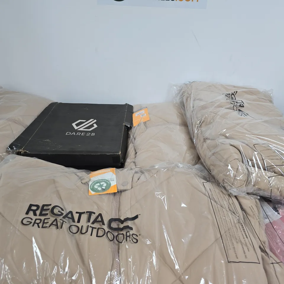 APPROXIMATELY 7 ASSORTED BRAND NEW REGATTA CLOTHING ITEMS IN VARIOUS SIZES, STYLES & COLOURS