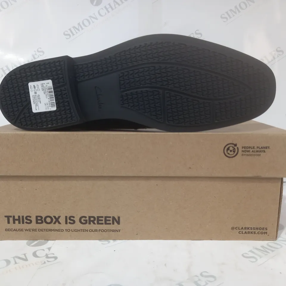 BOXED PAIR OF CLARKS HOWARD WALK SHOES IN BLACK UK SIZE 10