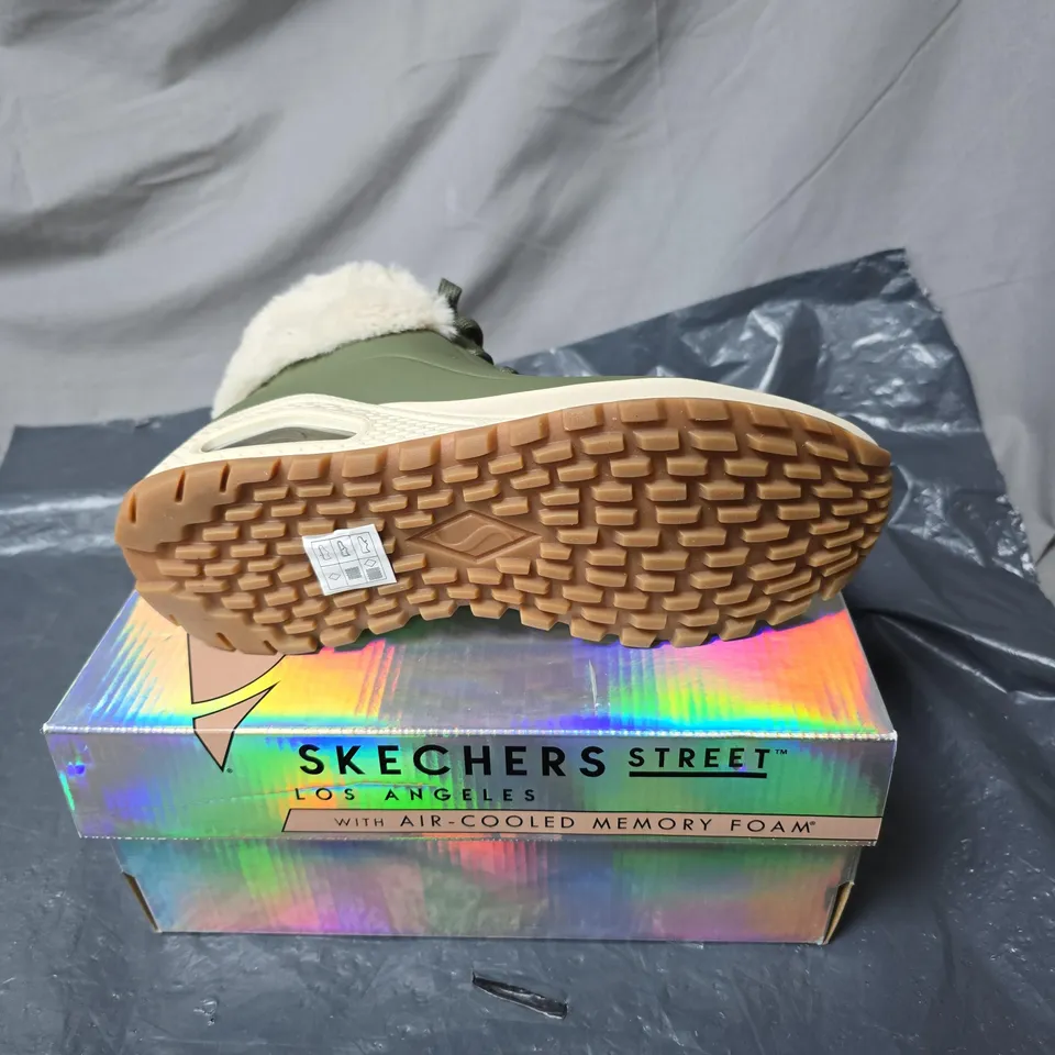 SKECHERS STREET LOS ANGELES BOOTS – OLIVE GREEN, FUR TRIM, MEMORY FOAM SIZE 5
