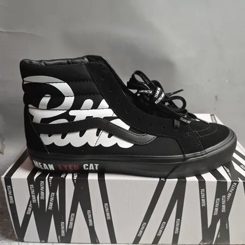 BOXED PAIR OF VANS SK8-HI REISSUE VI IN BLACK/WHITE - UK 10