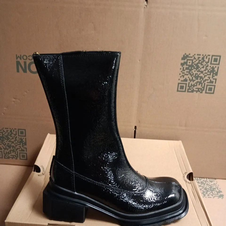 BOXED PAIR OF DR. MARTENS BLACK PATENT LEATHER BOOT – UK SIZE 5