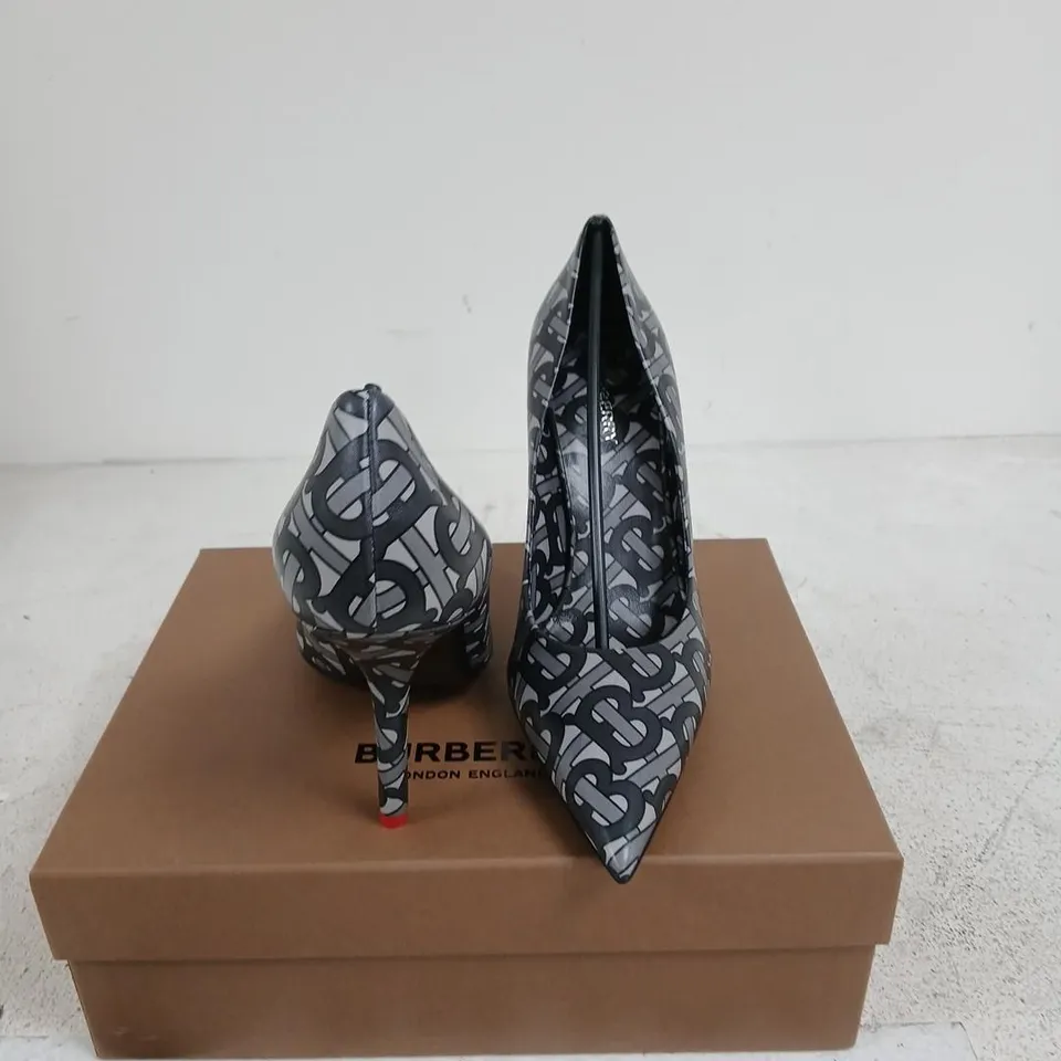 BURBERRY MONOGRAM HIGH HEEL PUMP – LEATHER SOLE, UK 7 (EUR 40)