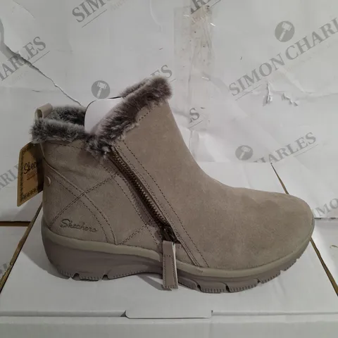SKECHERS EASY GOING HIGH ZIP BOOT, MUSHROOM, UK 3.5