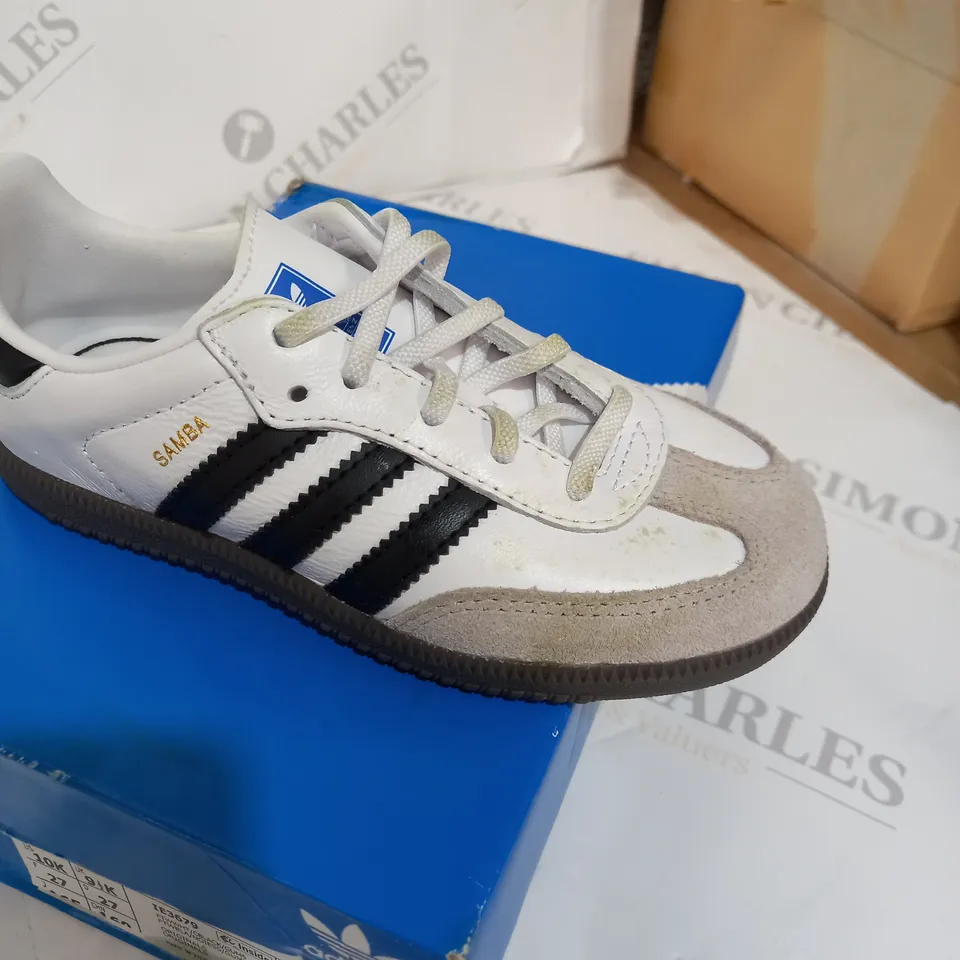 BOXED PAIR OF ADIDA SAMBA OG EL TRAINERS - WIHTE/GREY, SIZE 9.5 KIDS 
