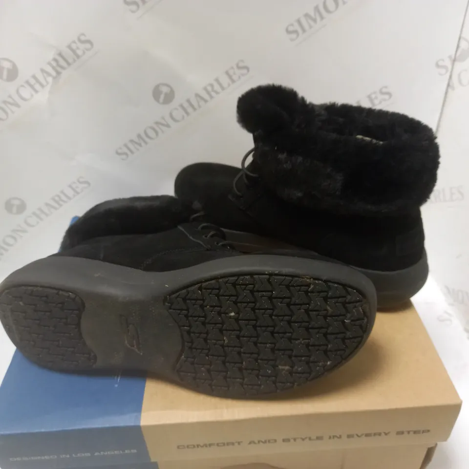 BOXED SKETCHERS PERFORMANCE  BLACK - SIZE 6