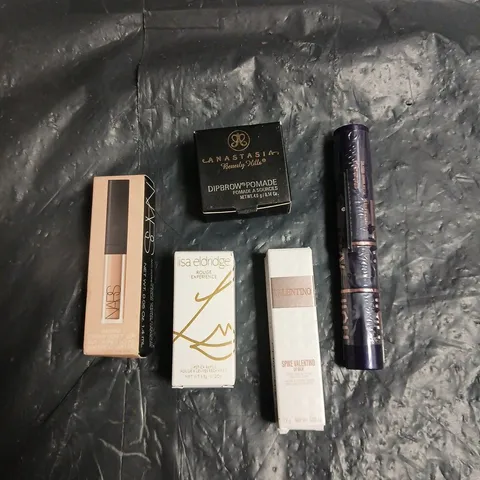 LOT OF 5 ASSORTED COSMETIC PRODUCTS TO INCLUDE - ANASTASIA DIPBROW POMADE - MAYBELLINE SKY HIGH MASCARA IN PLUM TWILIGHT - NARS CREAMY CONCEALOR IN VANILLA LIGHT 2 - ETC