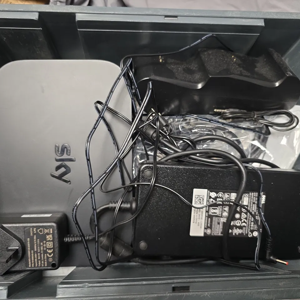 APPROXIMATELY 12 ASSORTED HOUSEHOLD ITEMS TO INCLUDE ROUTER, ETHERENT CABLE, POWER SUPPLY, ETC