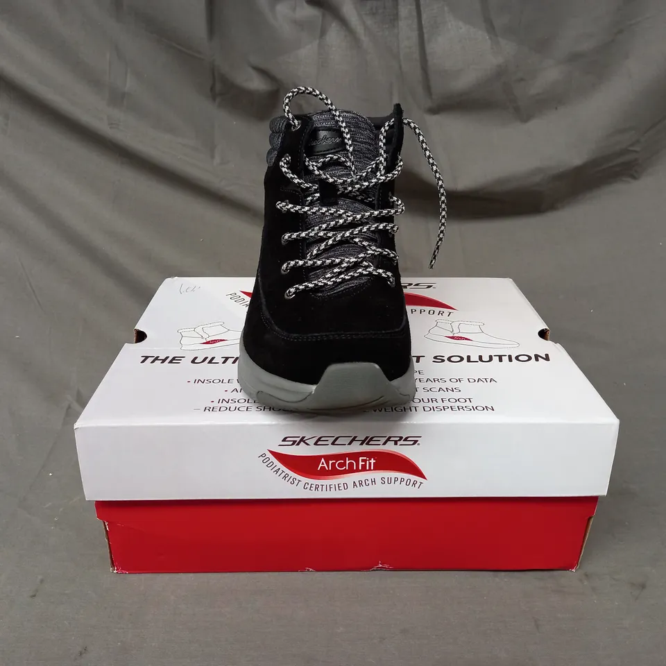 BOXED PAIR OF SKECHERS SMOOTH LACE BOOTS IN BLACK SIZE 6