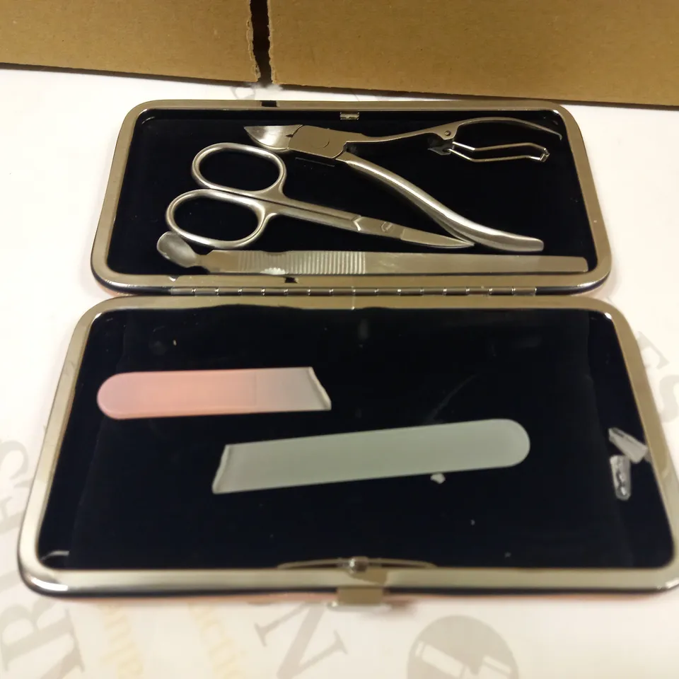 ORLY PROFESSIONAL MAGNETIC MANICURE & PEDICURE SET