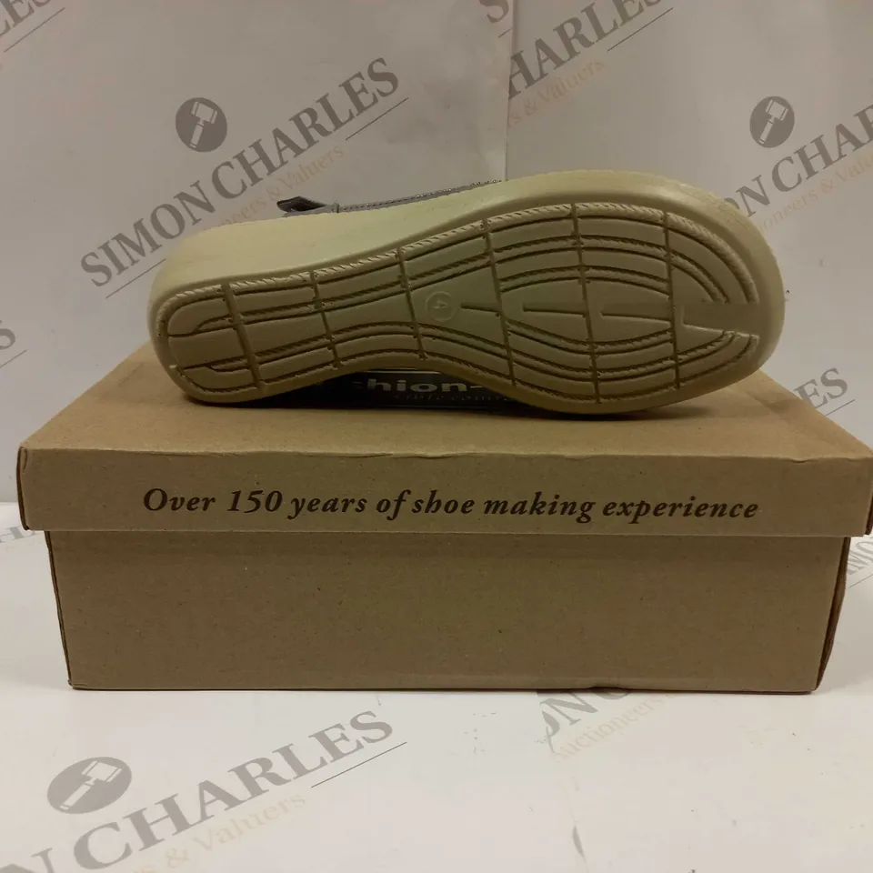 BOXED PAIR OF CUSHION WALK DIAMANTE TRIM SANDALS IN PEWTER - SIZE 4