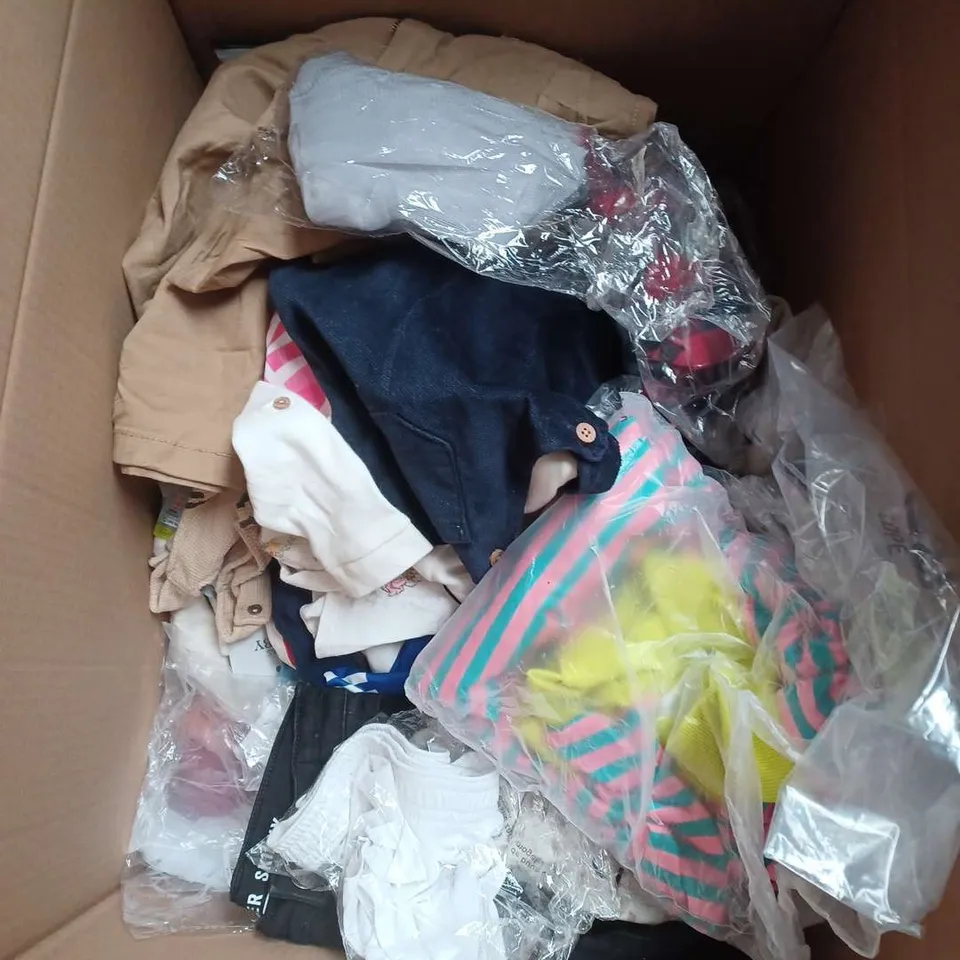 BOX OF APPROXIMATELY 30 ASSORTED KIDS CLOTHING ITEMS TO INCUDE - PYJAMAS, SHORTS, JUMPERS, ETC