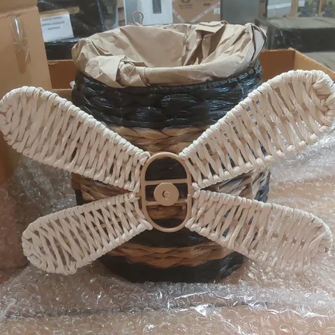 PALLET CONTAINING A VERY LARGE QUANTITY OF BEE BASKETS ECT