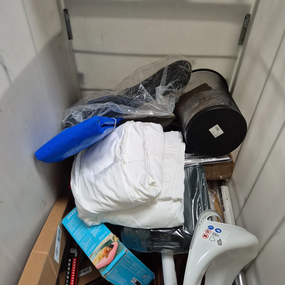 APPROXIMATELY 30 ASSORTED HOUSEHOLD PRODUCTS TO INCLUDE WALLPAPER, WASTE BIN, MATTRESS AIRBED ETC - COLLECTION ONLY 