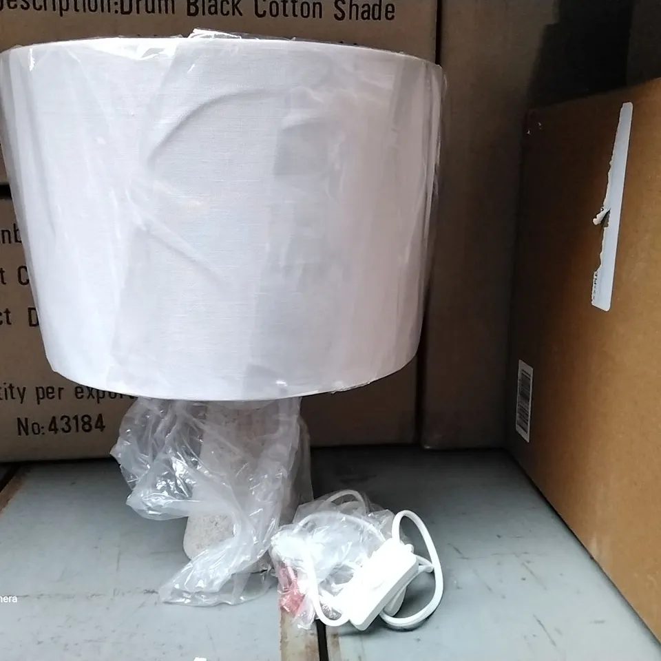 TABLE LAMP WITH SHADE