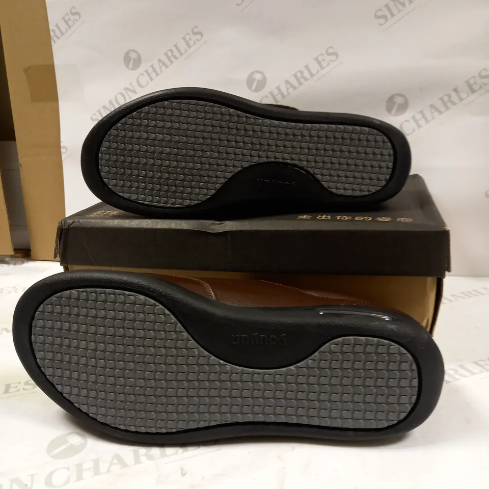 YOUYUN BROWN FAUX LEATHER SHOES SIZE UNKNOWN APPROX 6/7
