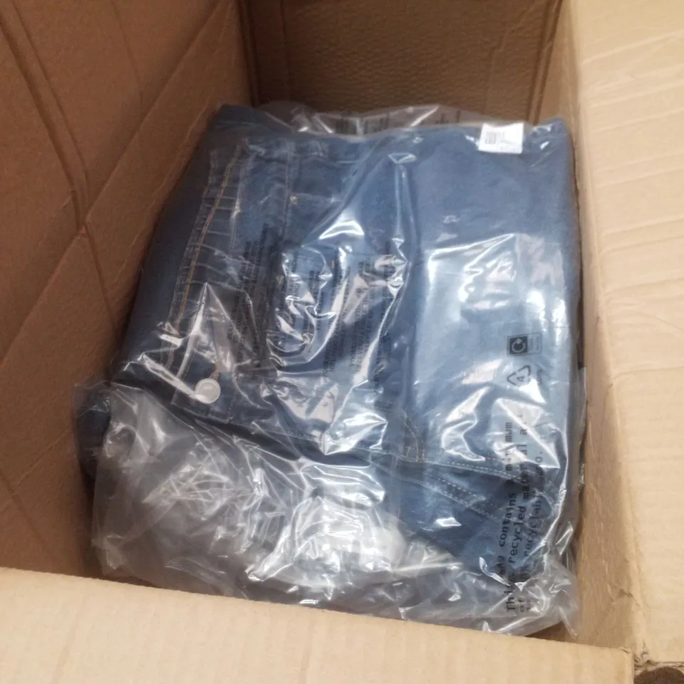 BOX CONTAINING APPROXIMATELY 10 BRAND NEW SIMPLY BE MID BLUE PLEAT DETAIL WIDE LEG JEANS - SIZE 20R