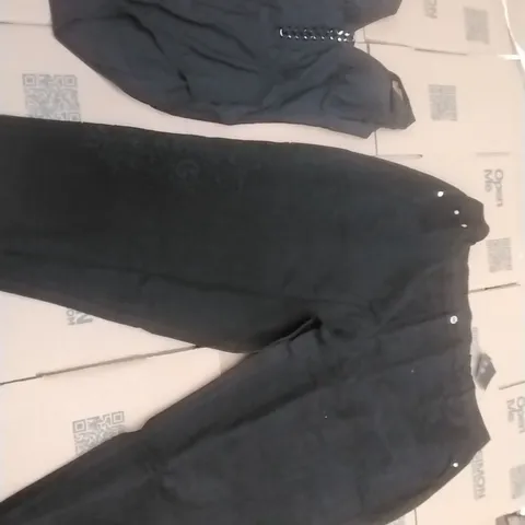 PALLET OF BRAND NEW WOMENS QUALITY DESIGNER CLOTHES APPROXIMATELY 140 TO INCLUDE; JEANS, SWIMSUITS, TOPS ETC