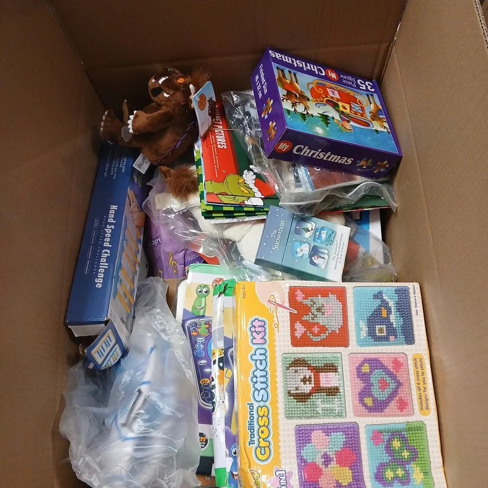 BOX OF APPROXIMATELY 25 ASSORTED TOYS/GAMES TO INCLUDE CHRISTMAS PUZZLE, HAND SPEED CHALLENGE, GRUFFALO SOFT TOY, CROSS STITCH KIT, THE SNOWMAN CARD GAME ETC
