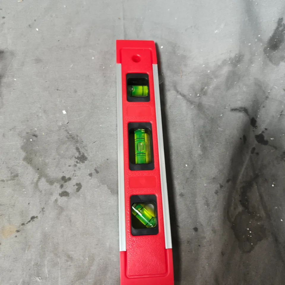 APPROXIMATELY 15 ASSORTED ITEMS INCLUDING SPIRIT LEVEL , NOTE BOOK AND PRITT STICK 