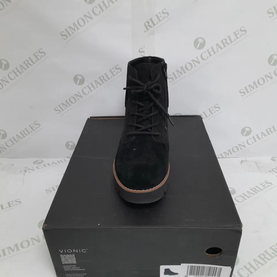 VIONIC LARSON LACE UP BOOT SIZE 4