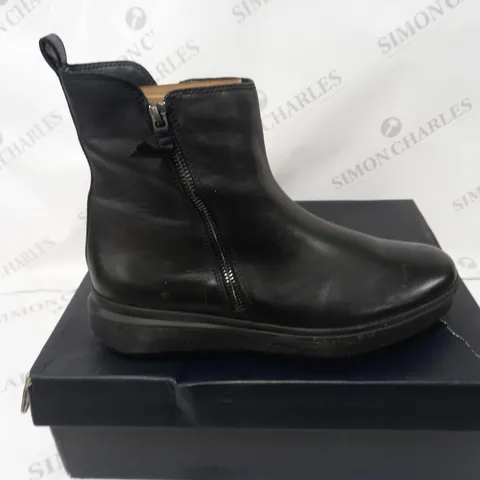 BOXED PAIR OF NATURALIZER TALISE ANKLE BOOTS BLACK SIZE 6.5