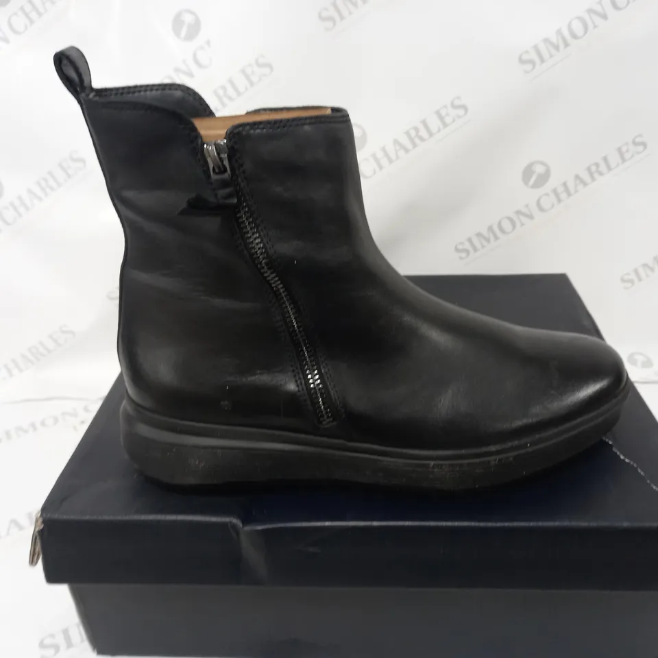 BOXED PAIR OF NATURALIZER TALISE ANKLE BOOTS BLACK SIZE 6.5