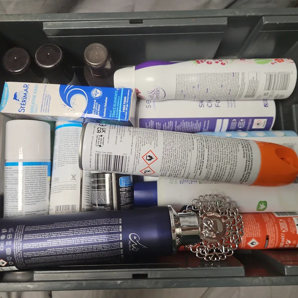 APPROXIMATELY 15 ASSORTED AEROSOLS TO INCLUDE ZERO IN INSECT KILLER, TRESEMME HOLD HAIRSPRAY, SENSET SKIN CLEANSING FOAM, ETC - COLLECTION ONLY