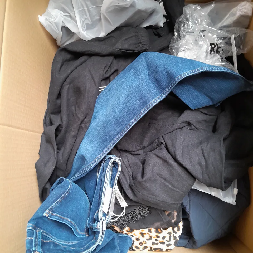 APPROXIMATELY 20 ASSORTED CLOTHING ITEMS IN VARIOUS SIZES AND STYLES TO INCLUDE - SHIRTS, LEGGINGS, JEANS, ETC