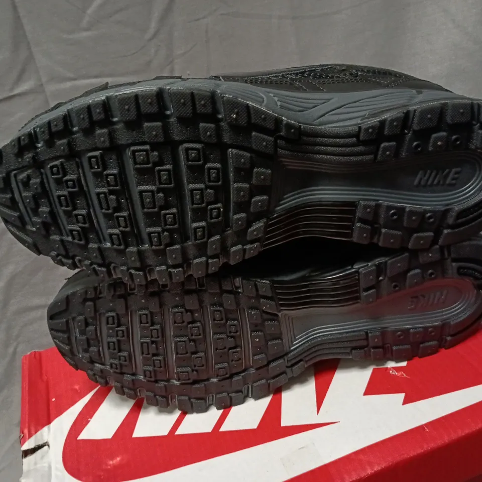 BOXED NIKE P-6000 TRAINERS - BLACK/WHITE, MEN'S UK 7.5 (US 8.5)
