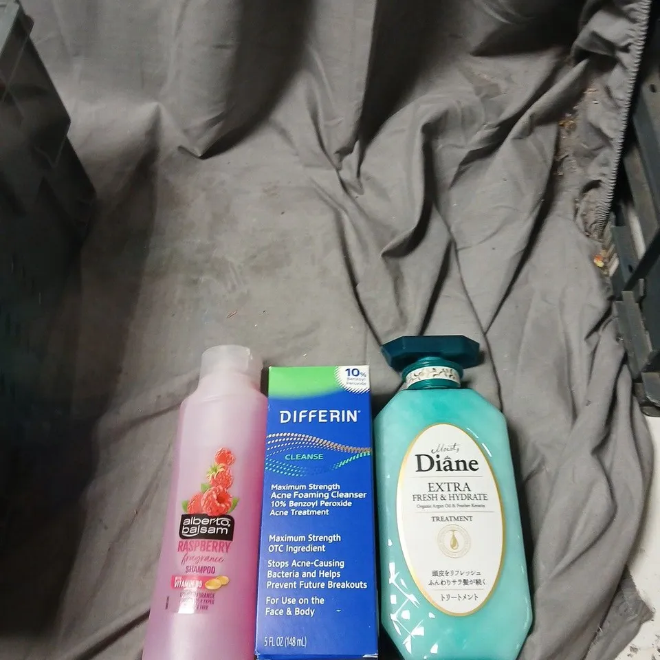 APPROXIMATELY 15 ITEMS INCLUDING ASSORTED HEALTH & BEAUTY PRODUCTS: DIANE NIGHT REPAIR, DIFFERIN CLEANSER, BODY WASH & ALBERTO BALSAM SHAMPOO.