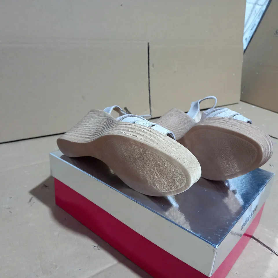 ADESSO WEDGE SANDAL IN ROSE SIZE 6 