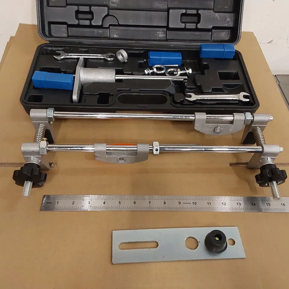 WOODEN DOOR OPENING TOOLKIT (1 ITEM)