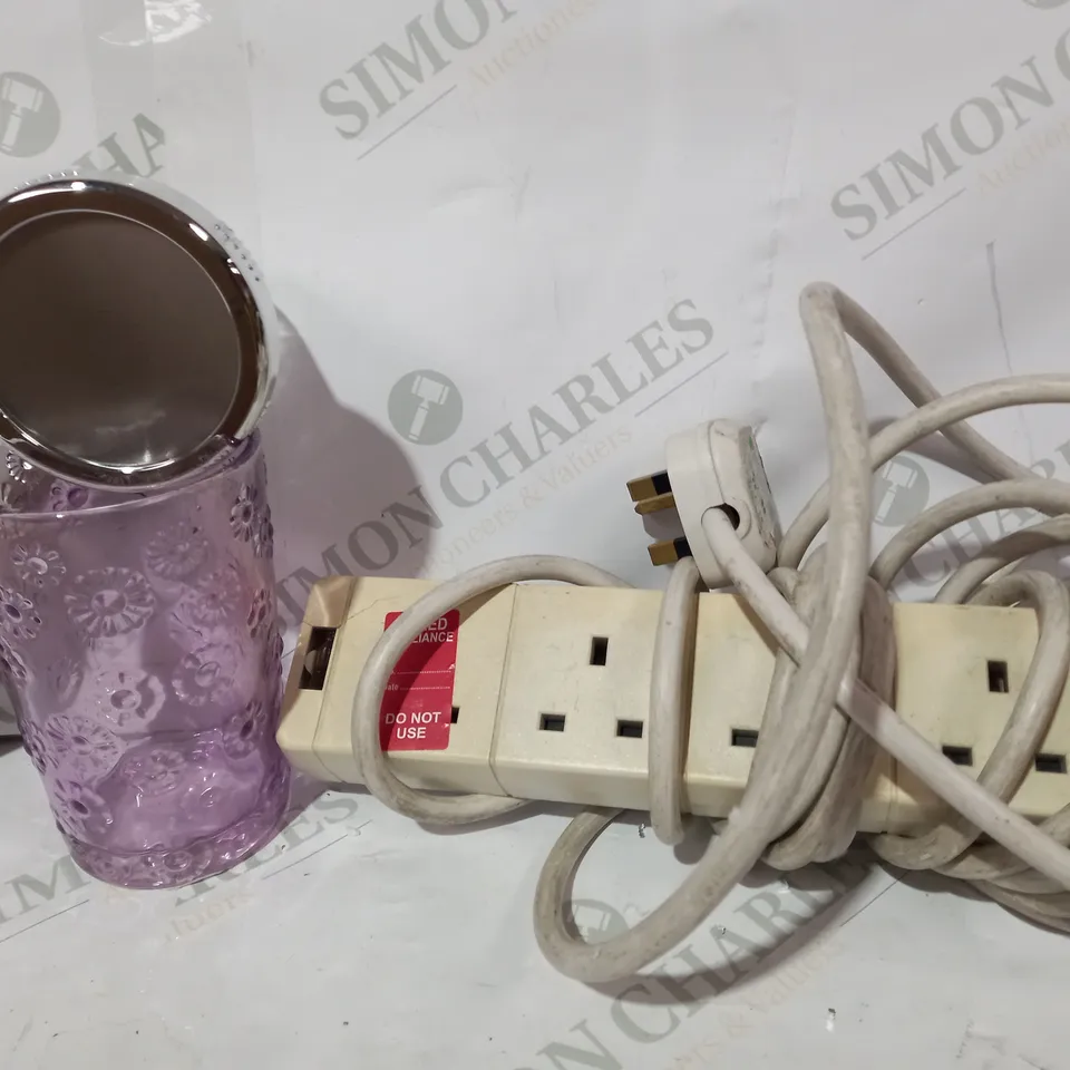 BOX OF APPROXIMATELY 5 ASSORTED HOUSEHOLD ITEMS TO INCLUDE EXTENSION LEAD, SHOWER HEAD, FLORAL BEVELLED GLASS TUMBLER IN PURPLE, ETC