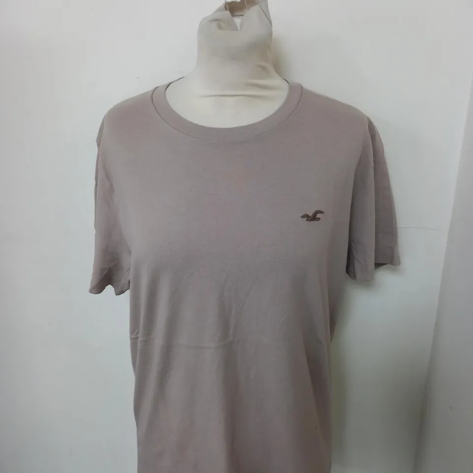 HOLLISTER CASUAL LOGO T-SHIRT IN BIEGE  SIZE M