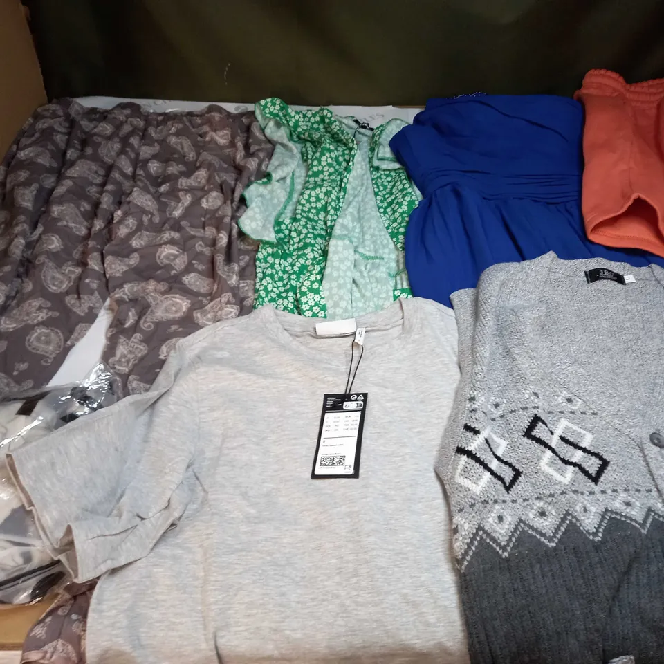 LARGE QUANTITY OF CLOTHING ITEMS TO INCLUDE DRESSES, SWEATERS, JEANS, T-SHIRTS, ETC