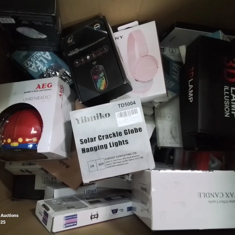 BOX CONTAINING LARGE AMOUNT OF BOXED ELECTRICAL ITEMS TO INCLUDE: LED WAX CANDLE LIGHTS, SONY HEADPHONES, 3D ILLUSION LAMPS, PC MOUSE, PHONE CHARGER CABLES AND LOTS MORE.