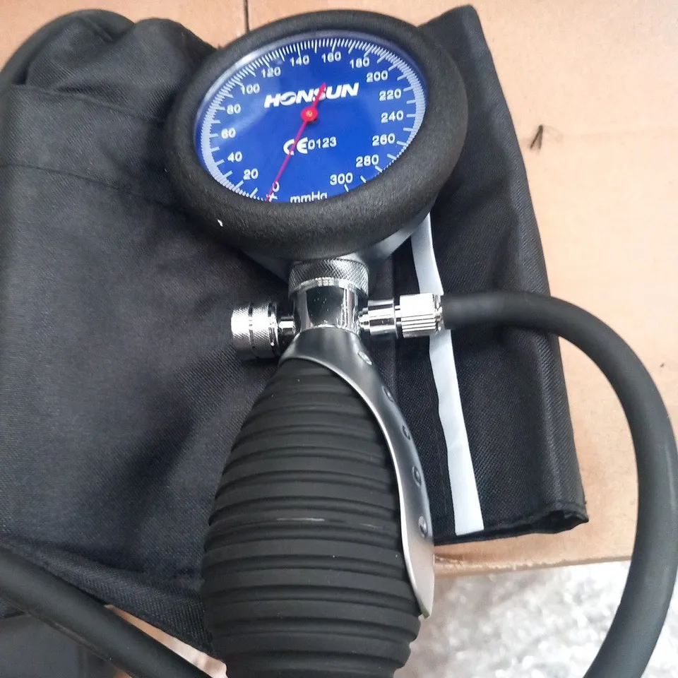 PALLET OF 9 CASES EACH CONTAINING 40 HONSUN TIMESCO SPHYGMOMANOMETERS