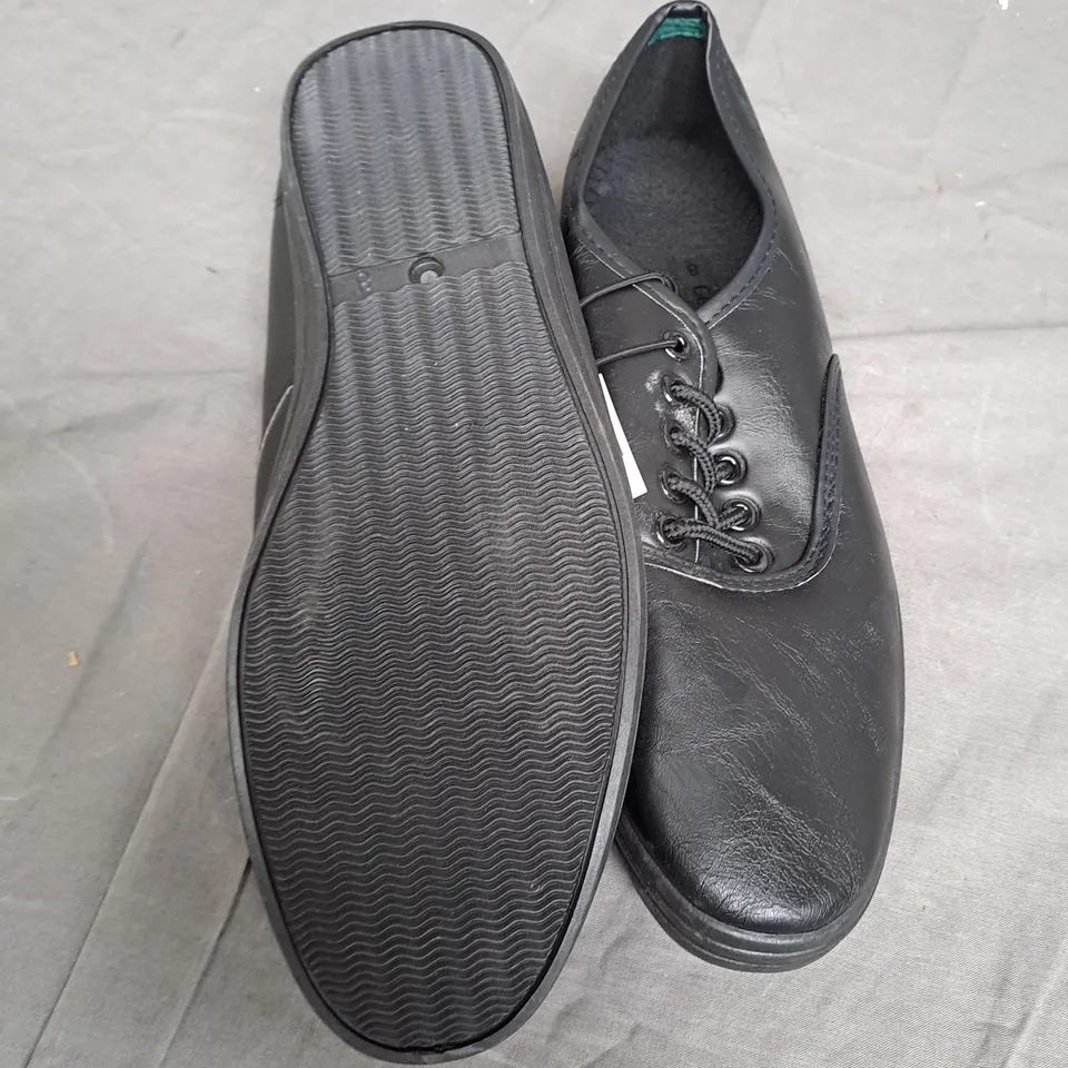 BOX OF APPROXIMATLY 10 BLACK FLAT SHOES IN VARIOUS SIZE