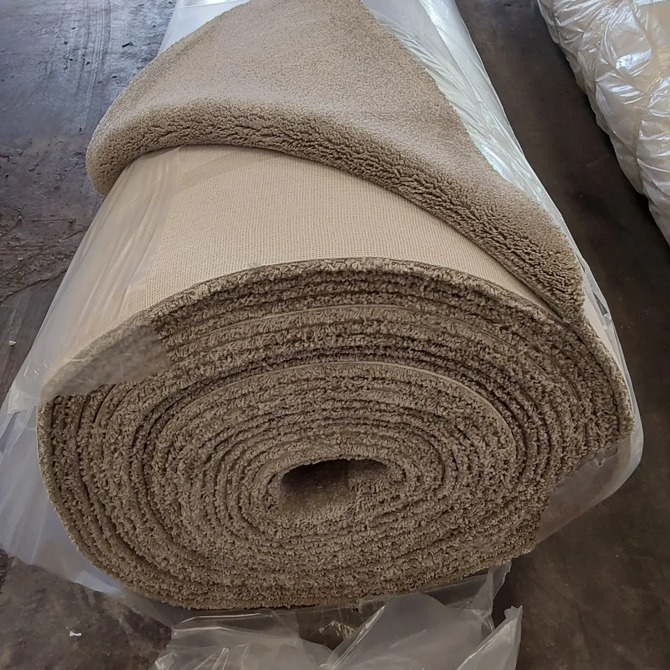 ROLL OF QUALITY ULTIMATE EXPRESSIONS TAUPE CARPET // SIZE: 4 X 22m
