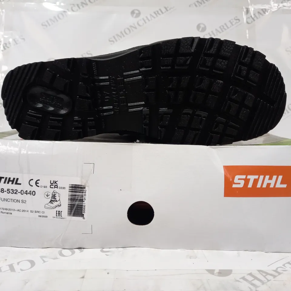 BOXED PAIR OF STIHL FUNCTION SAFETY BOOTS IN BLACK EU SIZE 40