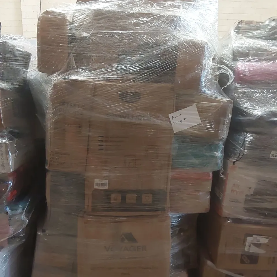 PALLET OF ASSORTED E-COMMERCE GOODS AND PRODUCTS TO INCLUDE: SLEEPING BAG, SUITCASES, CAMPING CHAIRS, FAN ECT