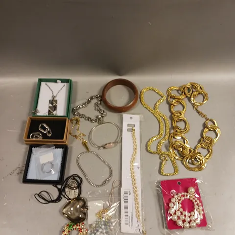 APPROXIMATELY 30 ASSORTED JEWELLERY ITEMS TO INCLUDE RINGS, BRACELETS, NECKLACES ETC