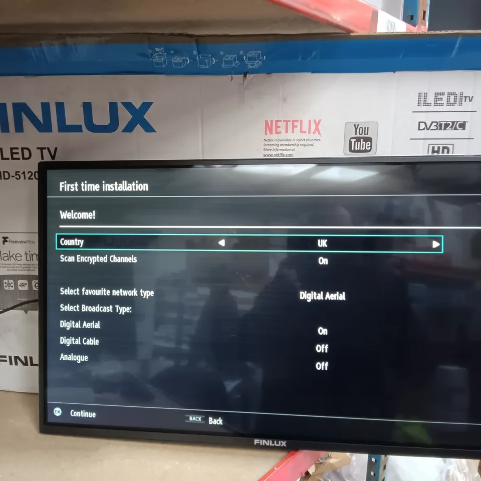 BOXED  FINLUX 32-FHD-5120 32" SMART HD READY LED TV FREEVIEW PLAY BLACK