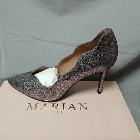 MARIAN STARTER ARGENTO GLITTER PUMPS – UK 7 (EU 40)