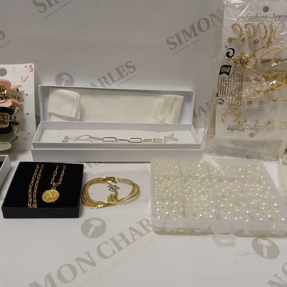 LOT OF APPROX 12 ASSORTED JEWELLERY ITEMS TO INCLUDE NECKLACES, EARRINGS, BRACELETS, ETC 