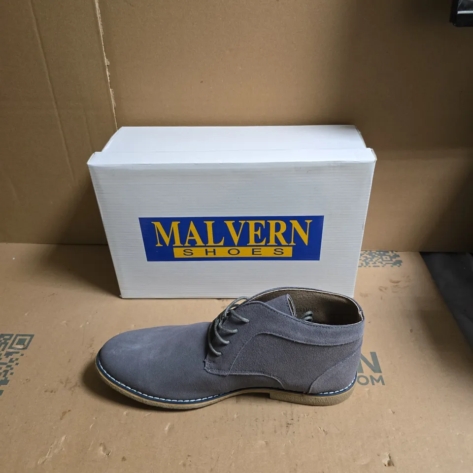 MALVERN SHOES MEN’S BLUE-GREY SUEDE CHUKKA BOOTS - UK SIZE 10